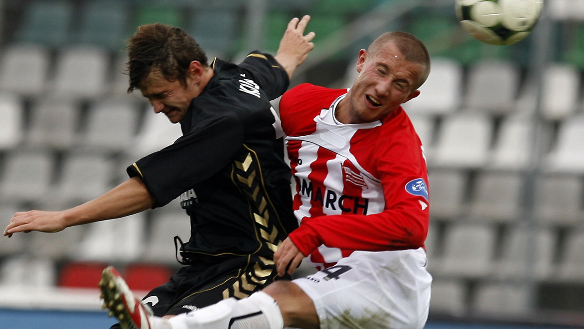 Polonia Bytom przegrała na własnym stadionie 1:2 (1:1) z Cracovią Kraków w meczu 25. kolejki piłkarskiej Ekstraklasy. Niechlubnym bohaterem spotkania był Radosław Matusiak, który najpierw trafił z rzutu karnego, by przy dobitce po kolejnej "jedenastce" fatalnie spudłować. Na szczęście krakowian, w końcówce spotkania zwycięstwo gościom zapewnił Bartosz Ślusarski.