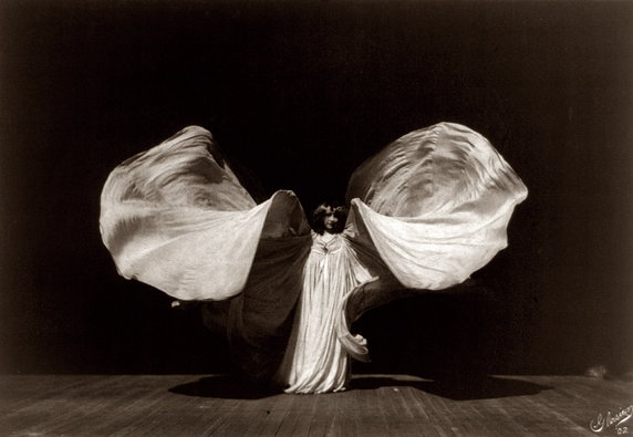  Loie Fuller – prekursorka nowego stylu tańca, która ciałem wprawiała w ruch umieszczone na długich drążkach tkaniny, które podświetlała na scenie w niezwykły sposób. 