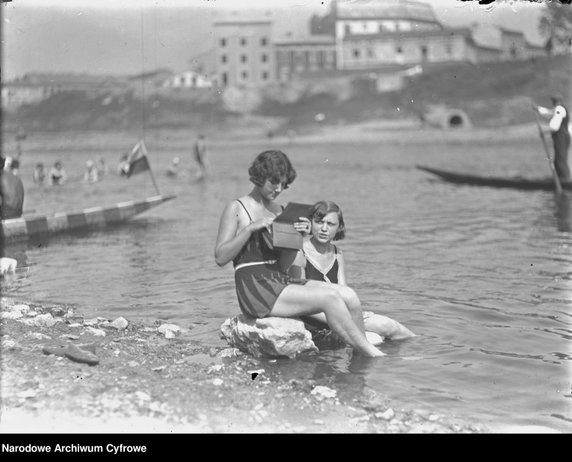 Plaża nad Wisłą w Krakowie - rok 1929 - zdjęcie pochodzi z archiwów Narodowego Archiwum Cyfrowego