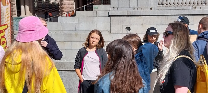 Greta Tunberg sa članovima svoje organizacije ispred švedskog parlamenta