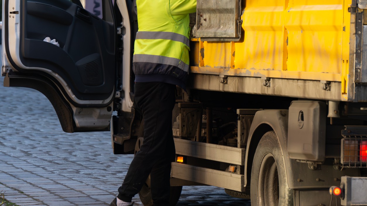 Práve pracovníci odpadovej spoločnosti zastavili správne smetiarske auto a po viac ako dni hľadania našli medzi odpadom výherný žreb v hodnote jedného milióna eur.