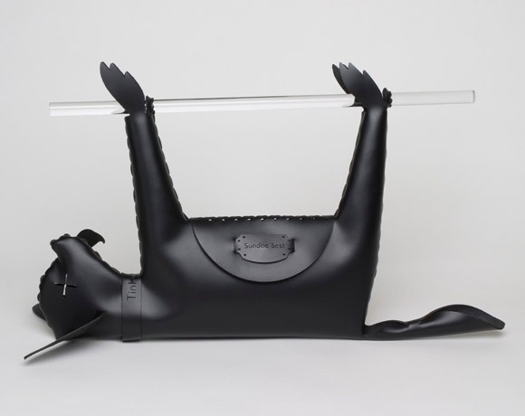 James Piatt od czterech lat projektuje torebki. Jego styl bywa określany mianem 'ekstremalna klasyka'