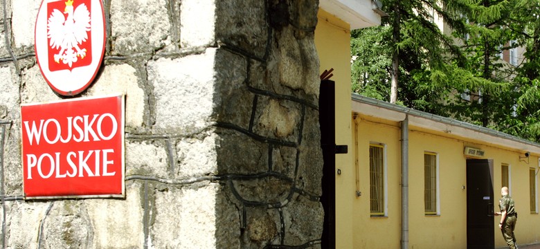 Ukradli żołnierzom koparkę i wywrotkę