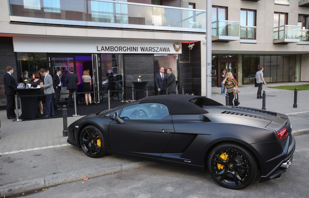 Salon Lamborghini zlokalizowany został przy Wybrzeżu Kościuszkowskim 45 w sąsiedztwie innego salonu luksusowej marki - Bentleya. Zarówno nowy salon Lamborghini, jaki i Bentleya należą do warszawskiej spółki Porsche Inter Auto Polska. Na zdjęciu:Pierwszy salon Lamborghini w Polsce. (mr) PAP/Rafał Guz