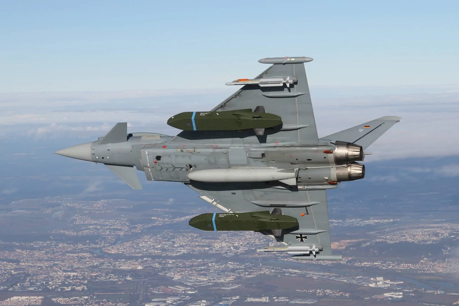 Pociski manewrujące Taurus podwieszone pod skrzydłami myśliwca Eurofighter Typhoon.