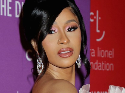 Cardi B ruhája akkora volt, hogy alig fért el a vörös szőnyegen