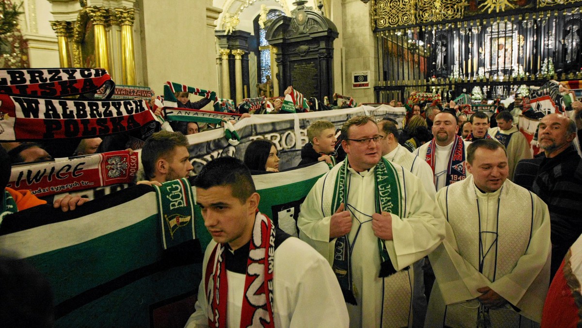 Ks. Jarosław Wąsowicz po raz kolejny organizuje pielgrzymki kibiców i narodowców. Pierwszą do sanktuarium w Kałkowie-Godowie, gdzie stoi budowla zwana Golgotą, a u jej stóp znajduje się charakterystyczny pomnik ofiar katastrofy smoleńskiej - miniatura samolotu w barwach narodowych.