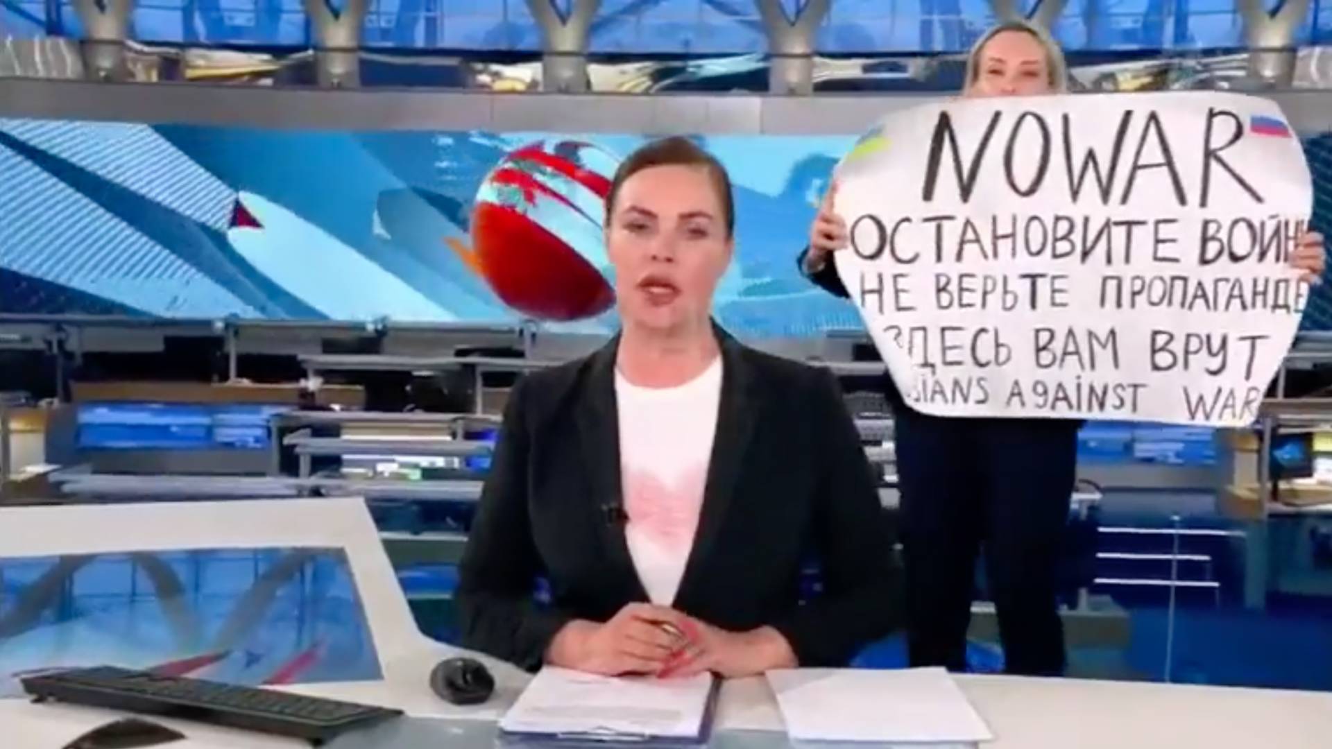 Przerwała wiadomości w rosyjskiej TV z antywojennym plakatem. Jest wyrok dla dziennikarki