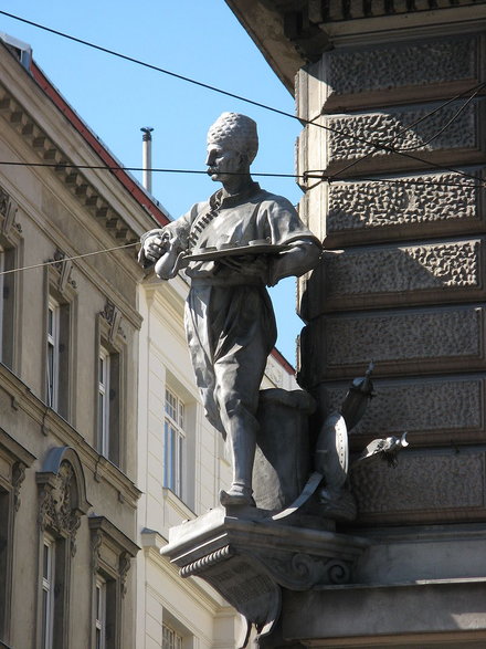 Pomnik na narożniku domu wyobrażający Kulczyckiego w stroju, w jakim podawał kawę / fot. Buchhändler, ten plik udostępniony jest na licencji CC-BY-SA 3.0