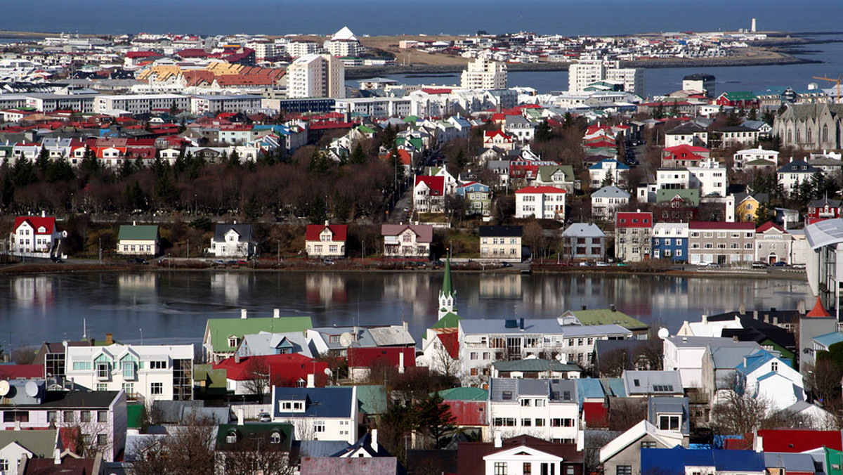 Ponad 16-centrymetrowa warstwa śniegu przykryła w nocy z soboty na niedzielę stolicę Islandii Reykjavik. Ostatni raz majowe opady białego puchu odnotowano na Islandii w 1993 roku - informują meteorolodzy.