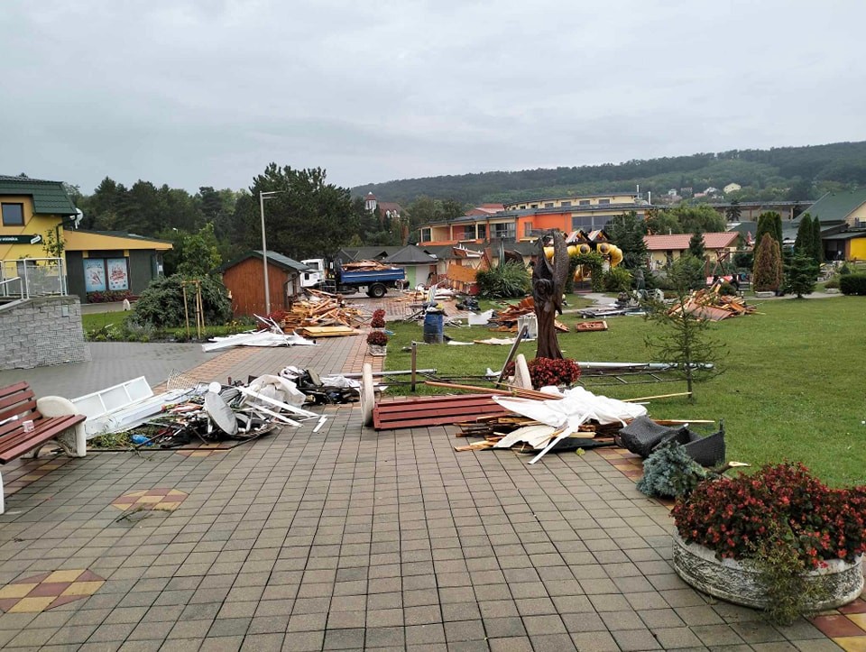 Silná búrka zničila celý areál kúpaliska v Podhájskej.