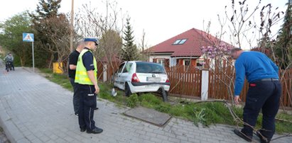 Wiózł kebab, wjechał pod busa i wleciał w ogrodzenie