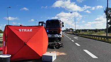 Motocyklista jechał pod prąd. Zderzył się czołowo z ciężarówką