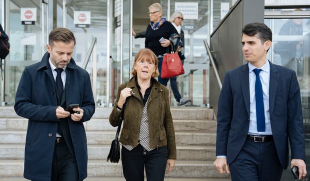 Žizel Peliko ispred suda u Avinjonu 16. oktobra