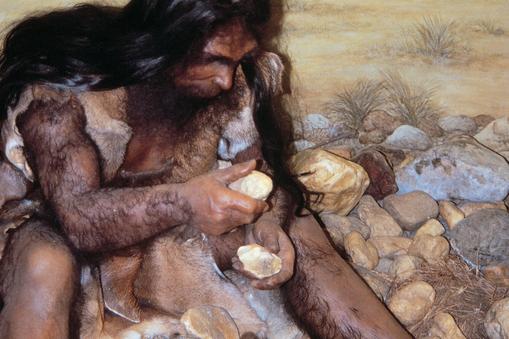 Diorama przedstawiająca „Człowieka z Tautavel w trakcie produkcji narzędzi kamiennych