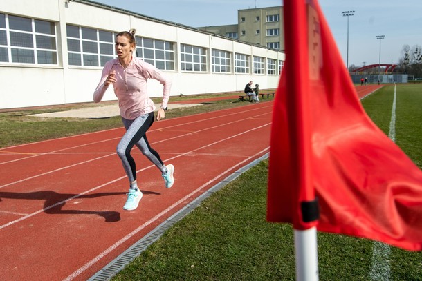 Iga Baumgart-Witan, mistrzyni Europy w sztafecie kobiet 4 × 400 m, podczas indywidualnego treningu, Bydgoszcz, marzec 2020 r.