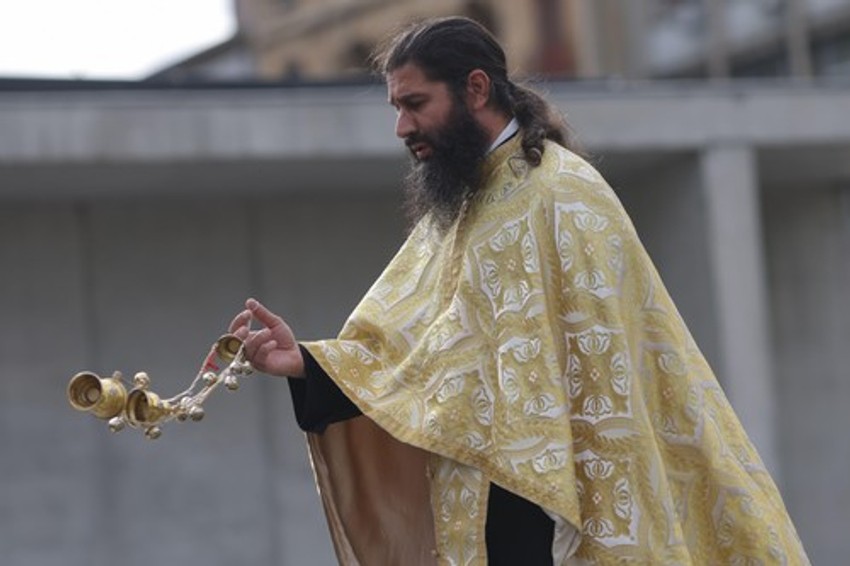 Sveštenik drži opelo - ilustracija