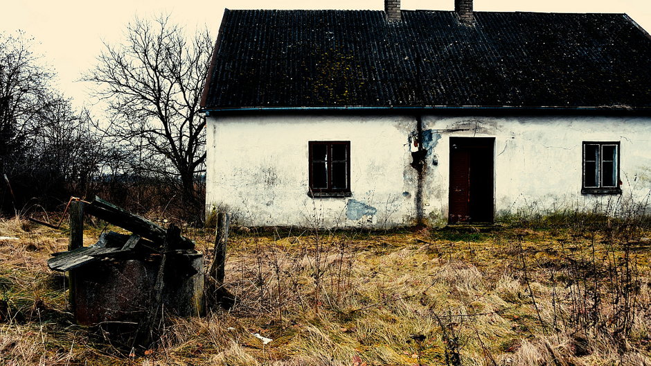 Opuszczony, wiejski dom.