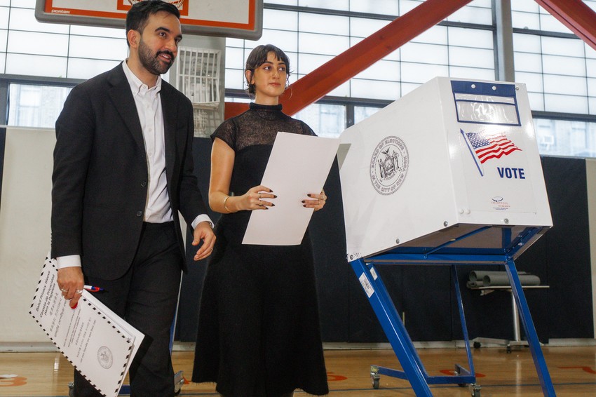 Zohran Mamdani sa suprugom Ramom Savaf Duvadži glasaju na izborima u Njujorku 4. novembra