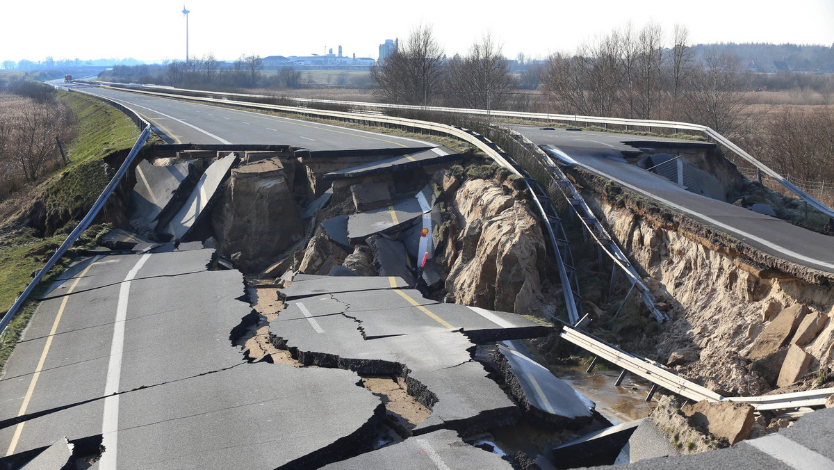 epa06525015 - GERMANY ROAD SUBSIDENCE (German highway 20 blocked)