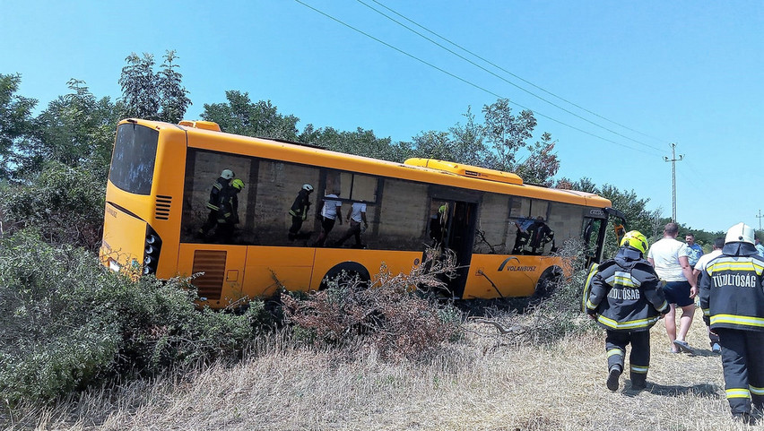 Vezetés közben rosszul lett egy buszsofőr Nógrádban, baleset lett a vége – helyszíni fotók