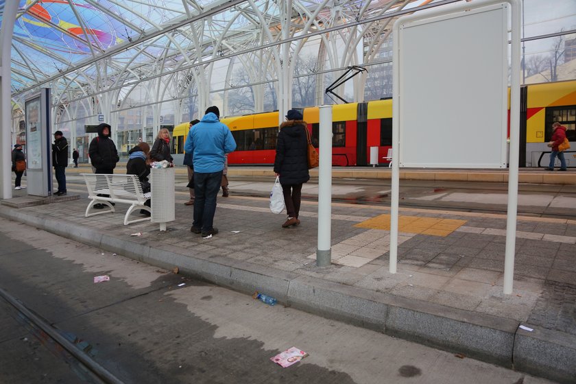 Pełno śmieci na Przystanku Centrum 