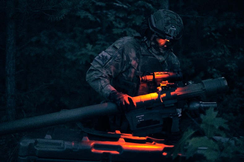 Żołnierz z rakietą Piorun