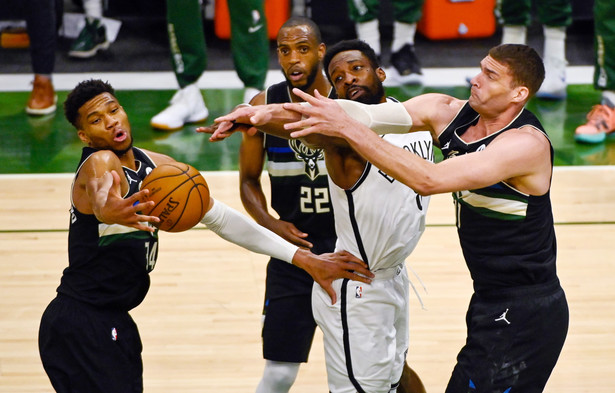 Zawodnik Brooklyn Nets Jeff Gren w starciu z graczami Milwaukee Bucks: Giannisem Antetokounmpo (L), Khrisem Middletonem (z tyłu) i Brookiem Lopezem (P)