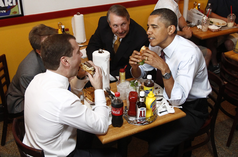 Russia's President Dmitry Medvedev (L) and U.S. President Barack Obama have burgers for lunch at Ray's Hell Burger restaurant in Arlington, Virginia June 24, 2010.