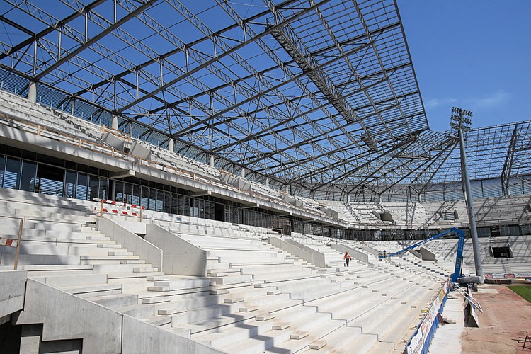Kształt bryły nowego stadionu odpowiada istniejącemu już prostokątnemu polu gry. Narożniki stadionu zostały zaprojektowane w taki sposób, aby zapewnić jak najlepszą widoczność z trybun. Na zdj. Zabrze. Budowa stadionu klubu sportowego ' Górnik Zabrze'.