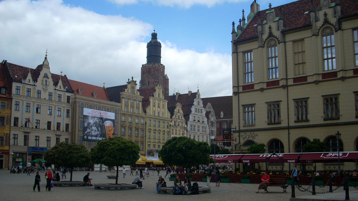 Dolnośląski Urząd Marszałkowski w procesie cywilnym domaga się od miasta Wrocław 50 mln zł, które, zdaniem samorządu województwa, miasto obiecało przekazać na budowę Wschodniej Obwodnicy Wrocławia. W poniedziałek odbyło się pierwsze posiedzenie sądu w tej sprawie.