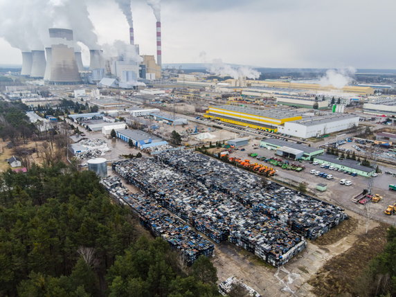 W sąsiedztwie bełchatowskiej elektrowni znajdują się tysiące beczek z niebezpiecznymi substancjami