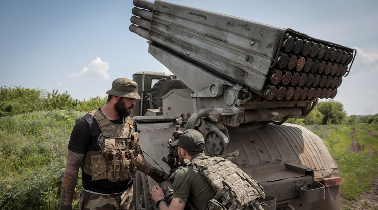 Ukrán katonák egy BM-21 Grad rakéta-sorozatvető mellett a bahmuti fronton / Fotó: MTI/EPA/Oleh Petraszjuk