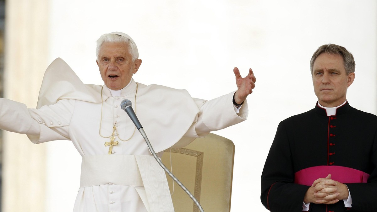 55 lat kończy dzisiaj ksiądz Georg Gaenswein, osobisty sekretarz Benedykta XVI. Włoskie media przypominają z tej okazji, że najbliższy współpracownik papieża, zapalony sportowiec, ma fanów w internecie i na Facebooku niczym "gwiazda rocka".