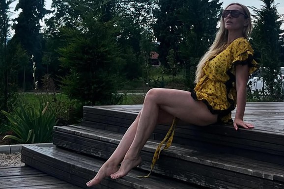 NAJZGODNIJA BAKA NA ESTRADI! U mini žutoj haljini istakla zategnute noge, a o ćerkama ovako priča: "Ne guram u udaju i brakove"