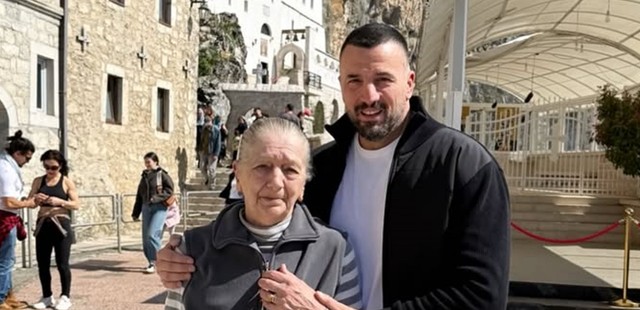 Vladimir Tomović sa majkom (Foto: Instagram)