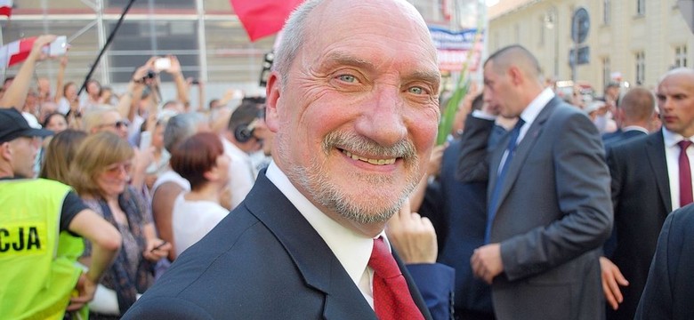 Macierewicz spod żyrandola