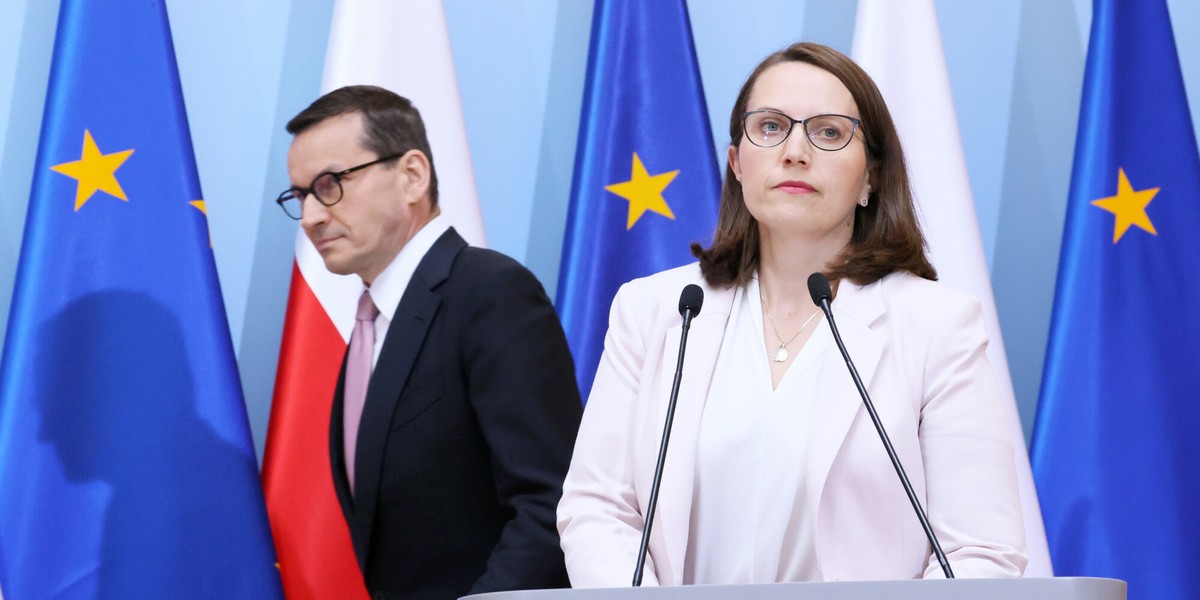 Minister finansów Magdalena Rzeczkowska i premier Mateusz Morawiecki