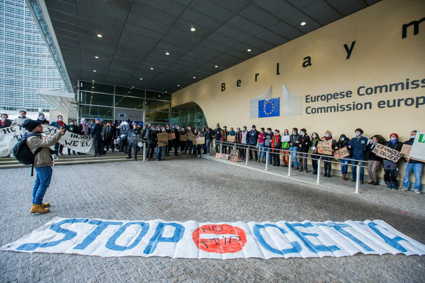 Protest przed KE przeciw CETA