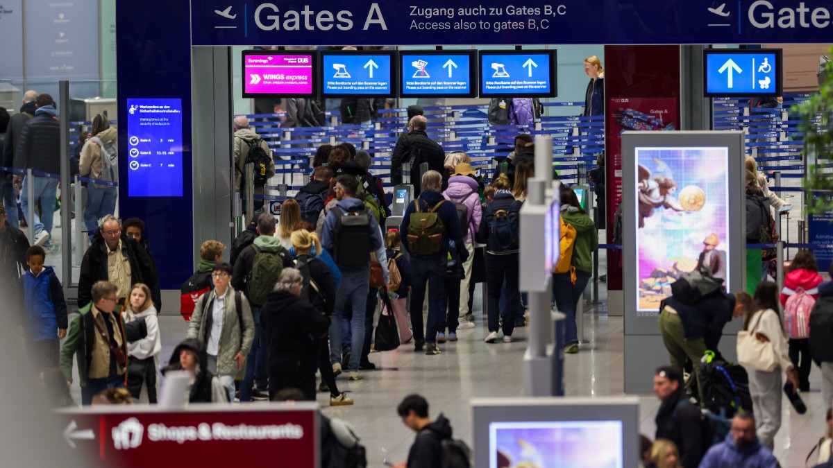 Planul de urgență declanșat pe aeroportul din Düsseldorf după ce mai multor pasageri dintr-un avion din Grecia li s-a făcut rău la bord