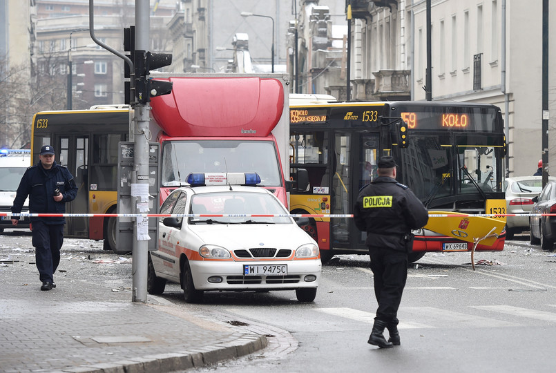 Na razie nie wiadomo co było przyczyną wybuchu w 5-kondygnacyjnym budynku - mówił rzecznik mazowieckiej straży, kapitan Karol Kierzkowski. Mogła to być zarówno instalacja, jak i butle gazowe.