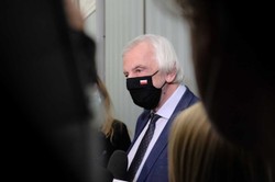 "Wielu posłów sprzeciwia się przymusowi szczepień. Ja w gruncie rzeczy też do nich należę"