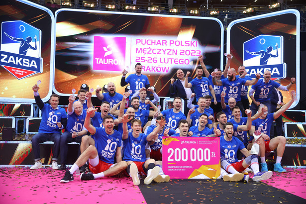 Kraków, 26.02.2023. Zaksa z Pucharem Polski. Siatkarze Grupy Azoty Zaksy Kędzierzyn-Koźle po raz dziesiąty w historii zdobyli Puchar Polski. W finałowym meczu pokonali 26 bm. w Krakowie Jastrzębski Węgiel 3:0. (gj) PAP/Łukasz Gągulski