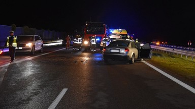 Jechał autostradą pod prąd i bez prawa jazdy. W zderzeniu zginął 42-latek