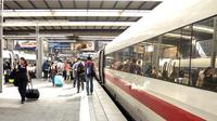 Koszmar w pociągu Warszawa-Wołomin. Rzucił się z nożem na policjanta