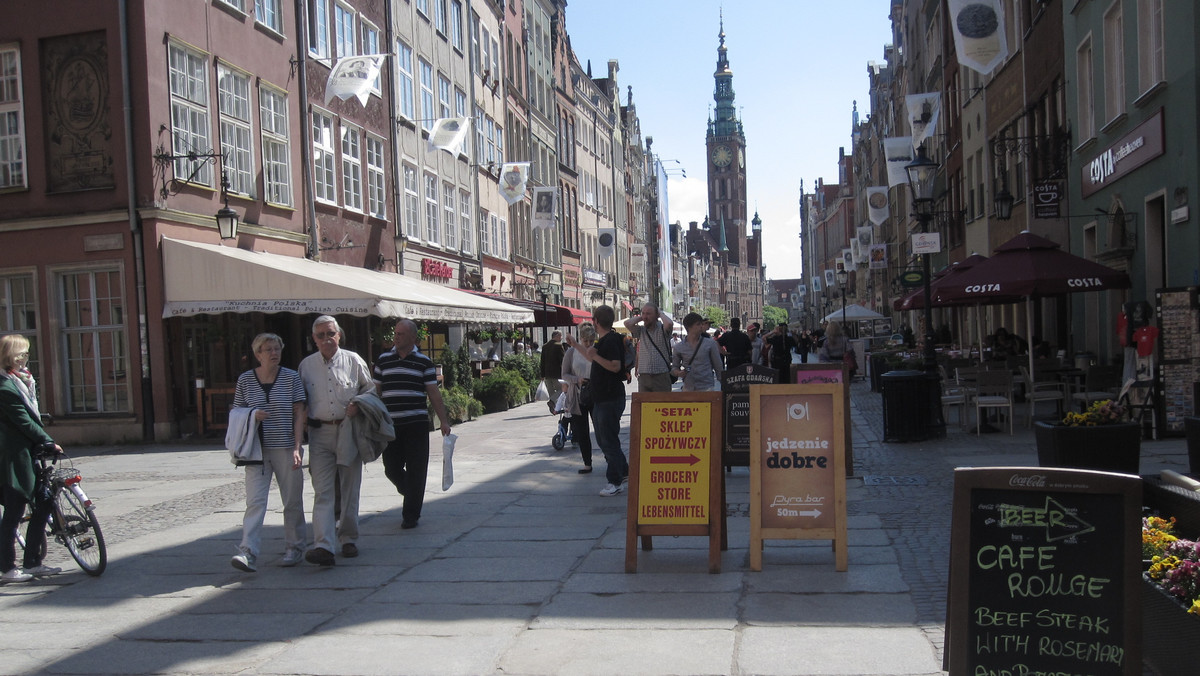 Miało nie być szpetnych reklam i koziołków, o które potykają się przechodnie. Tymczasem ul. Długa, a więc centrum Gdańska, przepełniona jest tzw. potykaczami, tj. reklamami ustawianymi na specjalnych stojakach. Właściciele ustawiają je coraz bliżej środka ulicy tak, że trudno przejść deptakiem.