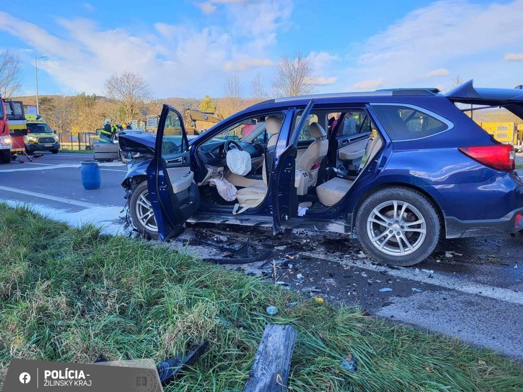 Pri nehode sa zranili štyri osoby.