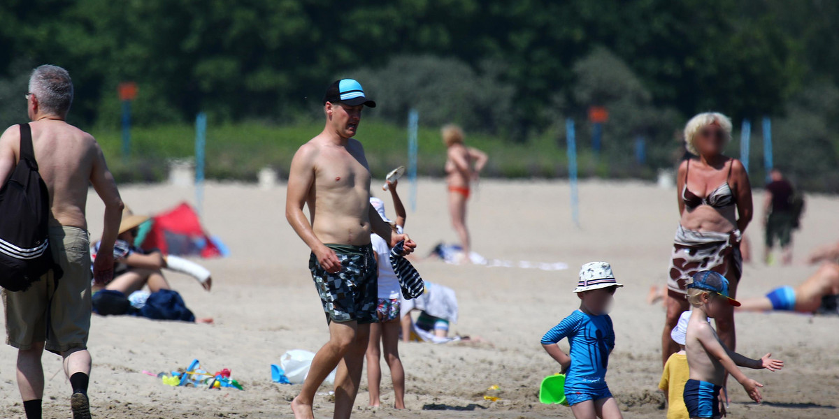 Marcin Mroczek z żoną i dziećmi na plaży