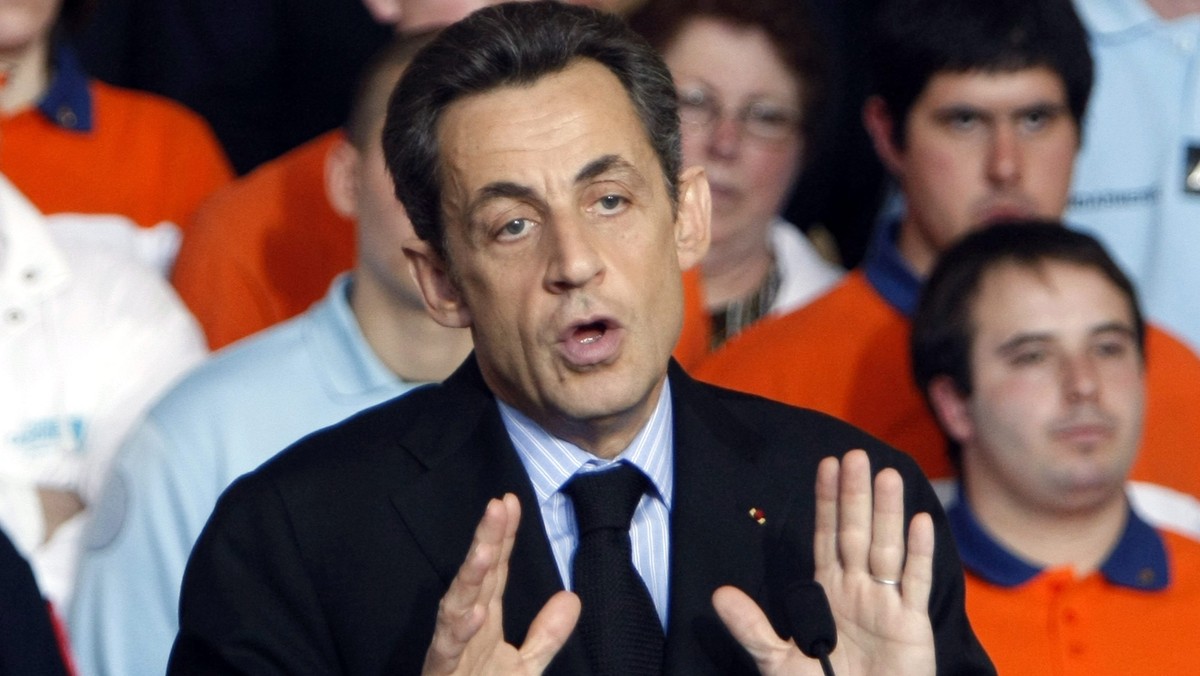 - Prezydent Francji Nicolas Sarkozy bezwstydnie czyni z mniejszości etnicznej kozła ofiarnego w celach politycznych - tak ocenia dzisiejszy "Financial Times" działania francuskiego prezydenta wobec Romów.