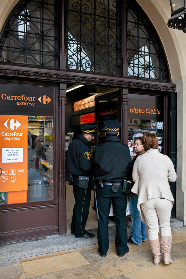 Carrefour Express w krakowskich Sukiennicach, fot. Michał Łepecki / Agencja Gazeta